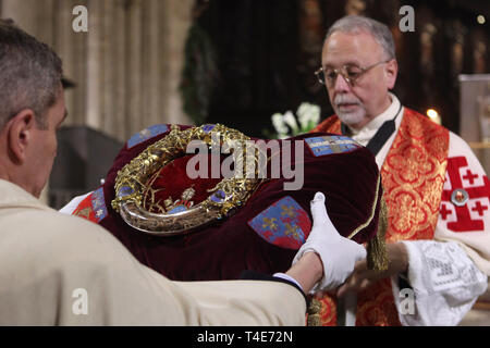 Notre Dame, Venerdì Santo l'arcivescovo di Parigi venera la corona