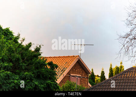 Australian tipica casa suburbana durante il crepuscolo. Foto Stock