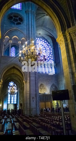 Parigi, Francia - 17 ottobre 2016: Notre Dame de Paris Cathedral, vista interna di colonne e le vetrate della Cattedrale. tre anni prima della g Foto Stock
