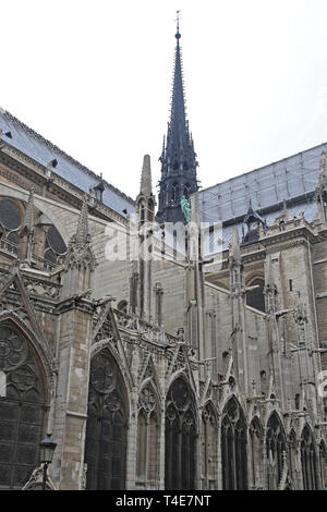 La guglia e la costruzione di impalcature in cima alla cattedrale di Notre Dame a Parigi Francia Foto Stock