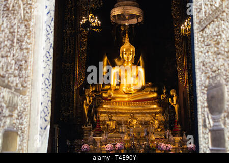 Due Golden Statue di Buddha a Wat Bowonniwetwiharn Ratchaworawiharn a Bangkok, in Thailandia. Il framing attraverso la finestra. Foto Stock