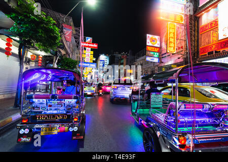 BANGKOK, Thailandia - Marzo 2019: tuk-tuk taxi driver a China town mercato notturno. Foto Stock