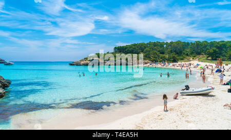 Cala Mondrago, Palma de Mallorca, Spagna - 24 Maggio 2018: il paesaggio con la spiaggia e il mare turchese acqua su Cala Mondrago, isola di Maiorca, SPAGNA Foto Stock