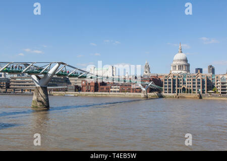 Millennium Bridge sul fiume Tamigi verso la Cattedrale di St Paul, Londra, Inghilterra, Regno Unito. Foto Stock