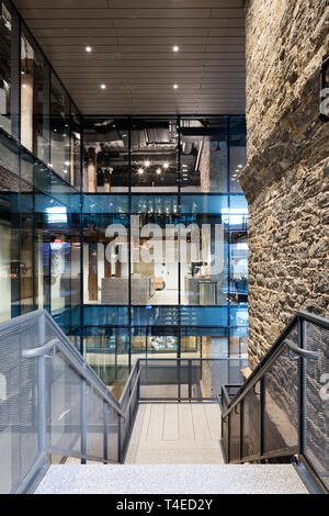 Vista in spazi di vendita dell'Impero negozi dalla scale aperte nel cortile. Empire Stores, Brooklyn, Stati Uniti. Architetto: Studio V Ar Foto Stock