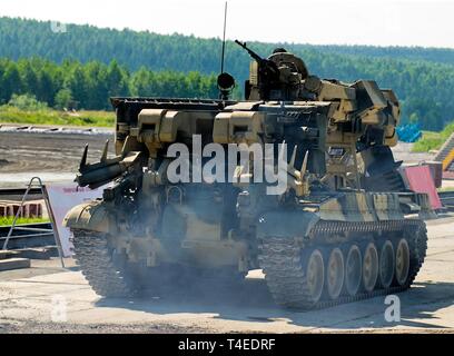 Nizhniy Tagil, Russia - 12 luglio. 2008: Ingegneria Veicolo militare per la riparazione di distruggere la struttura si muove sulla dimostrazione di tiro gamma. RAE-2008 Foto Stock