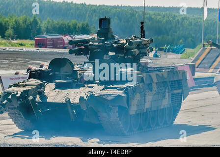 Nizhniy Tagil, Russia - 12 luglio. 2008: Terminator supporto serbatoio veicolo di combattimento (BMPT) spostare sul tiro gamma di dimostrazione. RAE-2008 mostra Foto Stock