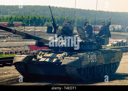 Nizhniy Tagil, Russia - 12 luglio. 2008: convoglio di T80U serbatoio si sposta sulla dimostrazione di tiro gamma. RAE-2008 mostra Foto Stock