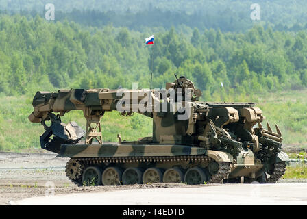 Nizhniy Tagil, Russia - 12 luglio. 2008: i visitatori possono esplorare le attrezzature militari sulla gamma di esposizioni. Combattere l'Ingegneria Veicolo IMR-2ma si muove Foto Stock