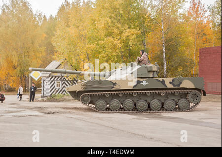 Nizhniy Tagil, Russia - 25 Settembre 2013: Visitatori esaminare le attrezzature militari in mostra gamma.Airborne cingolato di personale armato BMD portante-3 W Foto Stock