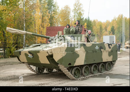 Nizhniy Tagil, Russia - 25 settembre. 2013: Airborne cingolato di personale armato BMD portante-4M con protezione aggiuntiva sulla gamma di dimostrazione. Russ Foto Stock