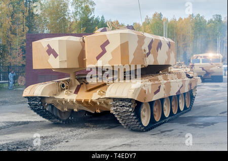 Nizhniy Tagil, Russia - 25 settembre. 2013: il trasporto di carico per OT-1un sistema di combattimento (veicolo Buratino). Bracci di Russia Expo fiera-2013 Foto Stock