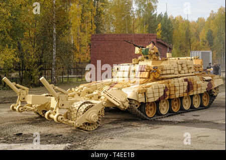 Nizhniy Tagil, Russia - 25 settembre. 2013: BMR-3M. Deminer blindati per demine pathways per la colonna di marzo. Si sposta sulla dimostrazione di tiro gamma. Foto Stock