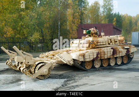 Nizhniy Tagil, Russia - 25 settembre. 2013: BMR-3M. Deminer blindati per demine pathways per la colonna di marzo. Si sposta sulla dimostrazione di tiro gamma. Foto Stock