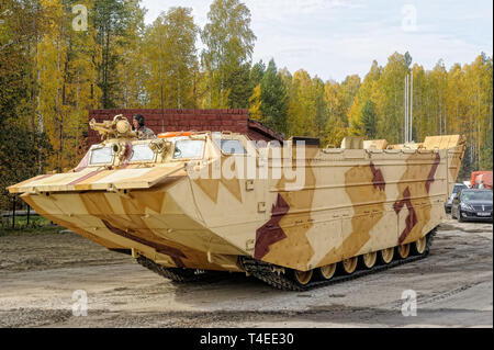 Nizhniy Tagil, Russia - 25 settembre. 2013: cingolato veicolo anfibio PTS-4 spostare sulla gamma di dimostrazione. RAE-2013 mostra Foto Stock