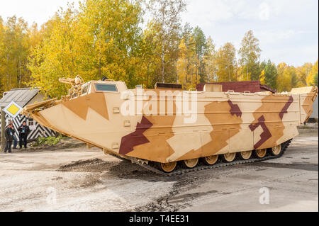 Nizhniy Tagil, Russia - 25 settembre. 2013: cingolato veicolo anfibio PTS-4 spostare sulla gamma di dimostrazione. RAE-2013 mostra Foto Stock