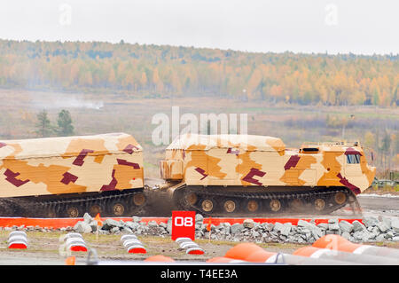 Nizhniy Tagil, Russia - 25 settembre. 2013: la Russia bracci-2013 Expo Exhibition. Veicolo cingolato DT-30P1 sulla gamma di dimostrazione. Foto Stock