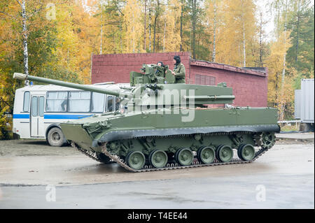 Nizhniy Tagil, Russia - 25 Settembre 2013: SAU 2S31 Vienna - la federazione 120-mm semovente per il pezzo di artiglieria su BMP-3 telaio si sposta su demonstra Foto Stock