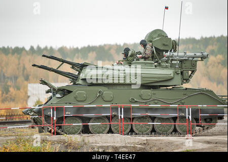 Nizhniy Tagil, Russia - 27 Settembre 2013: pistola antiaerea Sistema per missile ZSU-23-4M4 Shilka-M4 si sposta sulla dimostrazione di tiro gamma. Bracci di Russia Ex Foto Stock