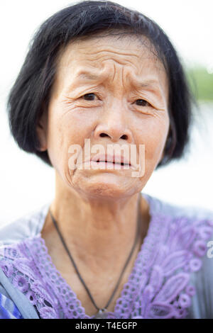 Close up volto di asian senior donna che piange emozione Foto Stock