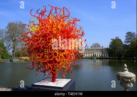 Installazione Summer Sun - Chihuly - riflessioni sulla natura, Kew Gardens, Londra, Regno Unito Foto Stock