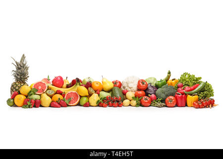 Diversi tipi di frutta e verdura isolati su sfondo bianco Foto Stock