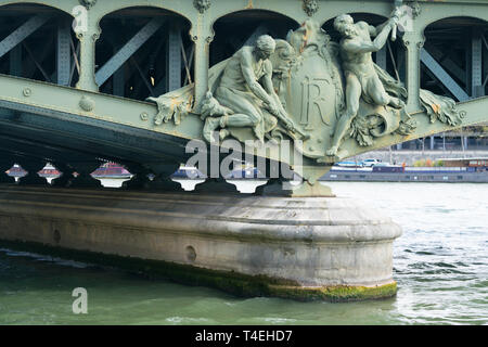 Vista del pilastro del ponte con le sculture di Bir Hakeim bridge a Parigi, Francia Foto Stock