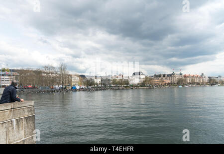 Zurigo, ZH / Svizzera - Aprile 8, 2019: turistica si ammira il paesaggio e la vista del lago di Zurigo durante il traffico e il trambusto della molla annuale Foto Stock