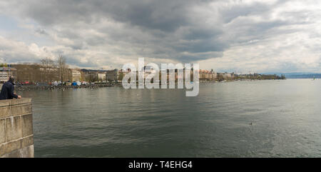 Zurigo, ZH / Svizzera - Aprile 8, 2019: turistica si ammira il paesaggio e la vista del lago di Zurigo durante il traffico e il trambusto della molla annuale Foto Stock