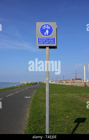 Percorso condiviso si prega di prendere in considerazione altri percorso che gli utenti segno, montato su erba a fianco del percorso ciclabile e sentiero sul lungomare di Blackpool nel lancashire uk Foto Stock