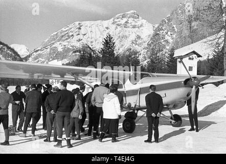 Gli alpinisti Peter Siegert, Gert Uhner e Rainer Kauschke da Monaco di Baviera raggiungere la vetta della montagna "Große zinne", la parte più alta del 'Drei Zinnen', chiamato anche Tre Cime di Lavaredo, dopo diciassette giorni. Essi continueranno a chalet Auronzo con un gruppo di grandi dimensioni. La figura mostra un gruppo di persone in un Cessna poco prima della sua partenza. | Utilizzo di tutto il mondo Foto Stock