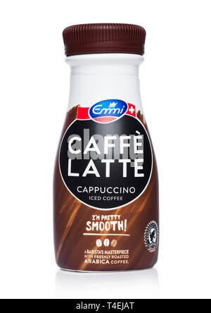 LONDON, Regno Unito - 15 Aprile 2019: Bottiglia di Emmi Il caffelatte freddo ghiacciato per caffè cappuccino sul bianco. Foto Stock
