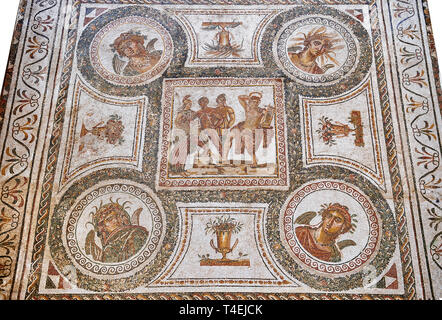 Mosaico romano raffigurante nel suo pannello centrale la vittoria di Apollo che viene incoronato Marsia in mytrhical leggenda delle quattro stagioni. Tardo ii ce Foto Stock
