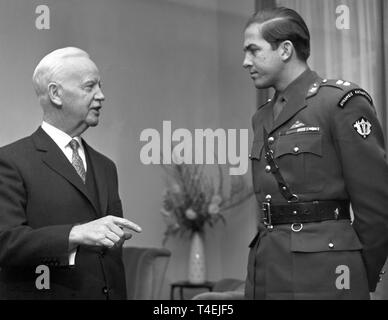 La corona greca principe Konstantin (r) incontra il Presidente Federale Heinrich Lübke (l) il 17 di Gennaio di 1963 durante la sua visita in Germania. | Utilizzo di tutto il mondo Foto Stock