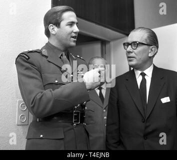 La corona greca principe Konstantin (l) incontra il ministro tedesco della difesa Kai-Uwe von HASSEL (r) il 17 di Gennaio di 1963 durante la sua visita in Germania. | Utilizzo di tutto il mondo Foto Stock