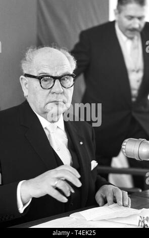 Il Associaton bavarese delle città in Augsburg detiene una assemblea plenaria il 17 di Gennaio di 1963. La foto mostra il sindaco di Augsburg Klaus Müller. | Utilizzo di tutto il mondo Foto Stock