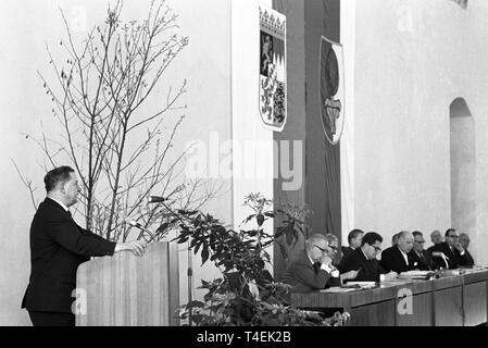 Il ministro presidente Alfons Goppel (al leggio) dà un discorso il 17 di Gennaio di 1963 all'assemblea plenaria della bavarese Associaton di città di Augusta. | Utilizzo di tutto il mondo Foto Stock