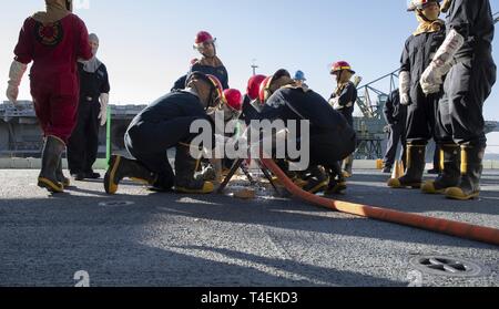 NEWPORT NEWS, Va. (27 marzo 2019) velisti assegnati alla USS Gerald Ford (CVN 78) squadra volante pratica utilizzando un panno morbido patch durante un controllo del danno trapano. Ford è attualmente in fase di post-shakedown disponibilità presso Huntington Ingalls Industries-Newport News la costruzione navale. Foto Stock