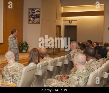 Air Force Col. Deedra Zabokrtsky, capo della forza di Officer della divisione di sviluppo e direttore della Air Force Servizi infermieristici presso la sede Air Force, Ufficio del chirurgo generale, parla a Brooke Army Medical Center donna storia cerimonia del mese di Marzo 20, 2019. Zabokrtsky focalizzato il suo commento su argomenti che si applicano a tutti compresi "pensare globalmente, agire localmente" e l importanza di sviluppare "soft skills". Foto Stock