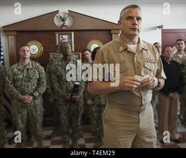 MILLINGTON, Tennessee (1 aprile 2019) Il comando Master Chief di marina il reclutamento di comando, Master Chief Donald Charbonneau, parla di Patrimonio e Storia del chief petty officer rank durante il comando trimestri. La giornata di oggi segna il 126compleanno del chief petty officer rank. Foto Stock