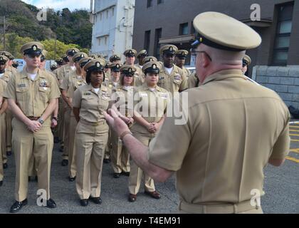 Giappone (1 aprile 2019) - Comando Master Chief di U.S. Forze navali del Giappone, il comando Master Chief Steven Snyder, offre un discorso a Yokosuka capi area sottufficiali durante una celebrazione del 126chief petty officer compleanno a bordo le attività della flotta (FLEACT) Yokosuka. FLEACT Yokosuka fornisce, mantiene e gestisce servizi di base e servizi a sostegno degli Stati Uniti 7 della flotta di inoltro distribuito le forze navali, 71 comandi tenant e più di 27.000 militari e civili. Foto Stock