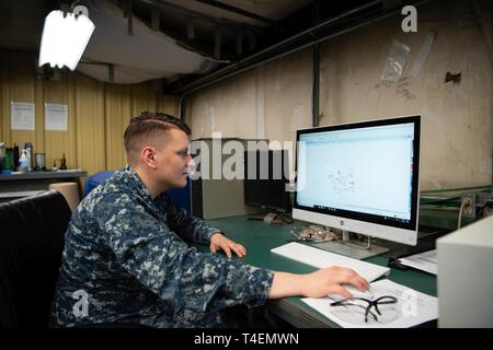 Hampton, Va. (25 marzo 2019) Aviation Ordnanceman Airman John Richardson, un marinaio da Abilene, Texas, e assegnata alla Nimitz-class portaerei USS George Washington (CVN 73)'s manutenzione preventiva divisione 14 (PM-14), funziona su un computer nella luce impianto industriale (LIFAC). LIFAC è uno dei vari off-nave di impianti di produzione di George Washington si utilizza durante il rifornimento di carburante in fase di revisione complessa (RCOH) a Newport News Shipyard. RCOH è un quasi quattro anni di attività del progetto eseguita solo una volta durante un gestore del 50 anno di vita di servizio che comprende il rifornimento di carburante della nave di due nucleare Foto Stock