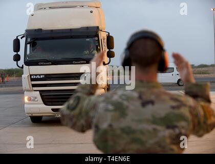 Un camion che trasportava forniture da parte degli Stati Uniti Agenzia per lo Sviluppo Internazionale (USAID) arriva a Camp Lemonnier, Gibuti, 31 marzo 2019, per gli Stati Uniti Dipartimento della Difesa (DoD) sforzo di assistenza umanitaria nella Repubblica del Mozambico e le aree circostanti seguenti Idai ciclone. Membri dalla contingenza 435th gruppo di risposta, Ramstein Air Base, Germania, attualmente a Camp Lemonnier sostenere Combined Joint Task Force-Horn dell Africa, in cui è leader del DoD soccorsi, preparato il carico per il trasporto a seguito di una chiamata per assistenza da USAID Disaster assistenza del team di risposta. Foto Stock