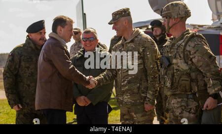 Mariusz Blaszczak, il Ministro polacco di difesa nazionale, è accolto da Col. Patrick Michaelis, comandante della missione elemento di comando a Poznan, in Polonia, durante una manifestazione congiunta in Drawsko Pomorskie Area Formazione in Drawsko Pomorskie, Polonia, 1 aprile. La dimostrazione featured soldati dal 2° Brigata corazzate contro la squadra, 1° Divisione Corazzate fuori di Fort Bliss, Texas e soldati polacchi con la XII Brigata meccanizzata, XII Divisione meccanizzata fuori di Szczecin, Polonia partecipano in un live-fire esercizio e una visualizzazione statica del polacco e American armored veicoli militari Foto Stock