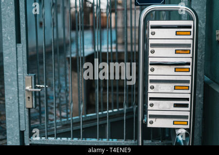 Metallici nelle cassette delle lettere tedesco sulla scherma grigio Foto Stock