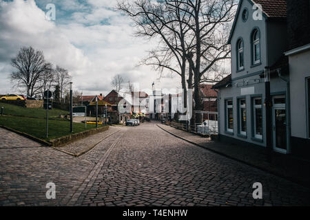 Classica europea arhitecture e street design. Piccola cittadina in Germania occidentale Foto Stock