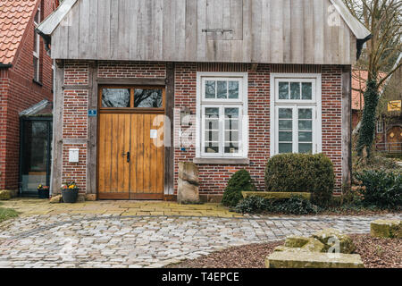 Classica europea arhitecture e street design. Piccola cittadina in Germania occidentale Foto Stock