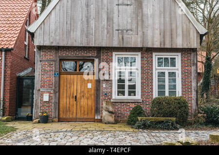 Classica europea arhitecture e street design. Piccola cittadina in Germania occidentale Foto Stock