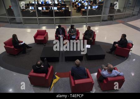 WILMINGTON, N.C. (2 aprile 2019) Steffanie Pasqua, direttore del personale della Marina Militare, partecipa a una tavola rotonda con l'università di North Carolina Wilmington leadership durante Wilmington Navy settimana. La Marina programma settimana serve come la Marina Il principale sforzo di divulgazione nelle aree del paese senza una significativa presenza della Marina. Foto Stock