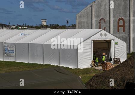 Il Programma Alimentare Mondiale, il cibo-assistenza ramo della Nazioni Unite, fasi di forniture di soccorso a Beira aeroporto, Mozambico, 2 aprile 2019, durante sforzo umanitario nella Repubblica del Mozambico e le aree circostanti seguenti Idai ciclone. Squadre da Combined Joint Task Force-Horn dell Africa, che è leader di U.S. Dipartimento della Difesa il supporto per gli interventi di soccorso in Mozambico ha iniziato la preparazione immediata di rispondere a seguito di una chiamata di assistenza da parte degli Stati Uniti Agenzia per lo sviluppo internazionale di emergenza di assistenza del team di risposta. Foto Stock